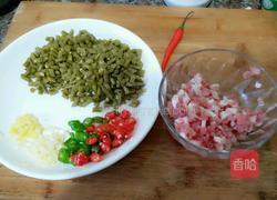 长豆角炒肉丁咸菜的做法图解2