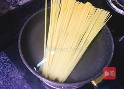 奶油培根蘑菇意面的做法图解1