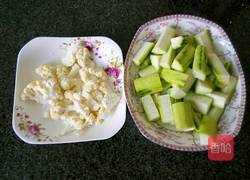 丝瓜烧菜花的做法图解2