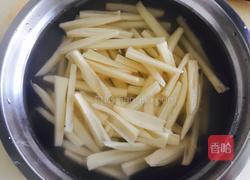 干煸藕条的做法图解2