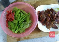 豌豆夹炒香肠的做法图解2