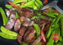 豌豆夹炒香肠的做法图解6