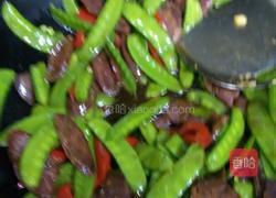 豌豆夹炒香肠的做法图解7