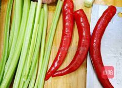 芹菜牛肉丝的做法图解1