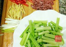 芹菜牛肉丝的做法图解2