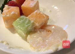 鲜虾水果沙拉的做法图解2