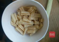 腐竹黄瓜清拌花生米的做法图解2