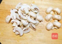 奶油培根蘑菇意面的做法图解2