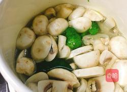 奶油培根蘑菇意面的做法图解5