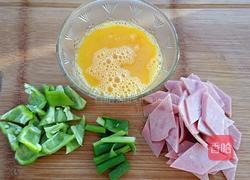 尖椒火腿炒鸡蛋的做法图解1