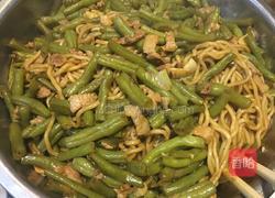 五花肉加蛇豆角闷面的做法图解2