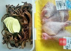 茶树菇鸡腿汤的做法图解2