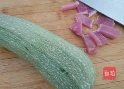 西葫芦炒肉的做法图解1
