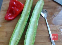 苦瓜炒辣椒的做法图解2