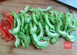 苦瓜炒辣椒的做法图解3