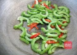 苦瓜炒辣椒的做法图解7