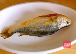 煎黄花鱼的做法图解1