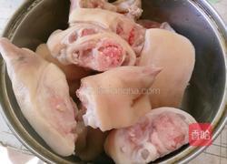 土豆烧猪蹄的做法图解1