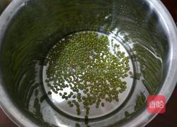 绿豆粥的做法图解1