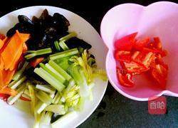 素炒芹菜的做法图解1