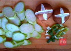 丝瓜紫菜香菇蛋汤的做法图解1