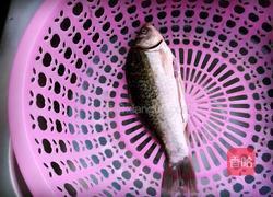 丝瓜鲫鱼汤的做法图解3