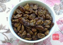 油炸蚕蛹的做法图解1