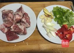 辣椒炒排骨的做法图解1