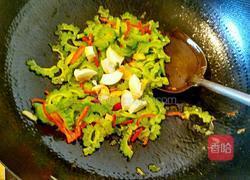 苦瓜炒咸蛋的做法图解6