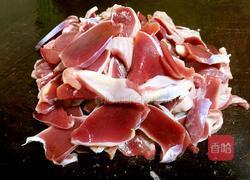 酸辣椒炒鸡肾的做法图解1