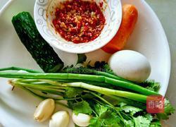 咸蛋凉拌面的做法图解1