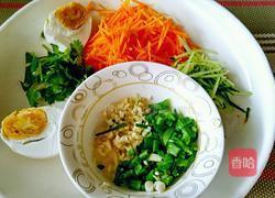 咸蛋凉拌面的做法图解2