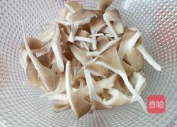 平菇炒肉的做法图解2