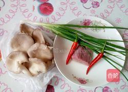 平菇炒肉的做法图解1
