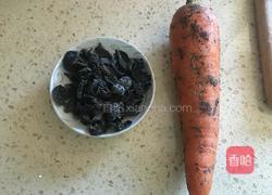 胡萝卜木耳馅饺子的做法图解1