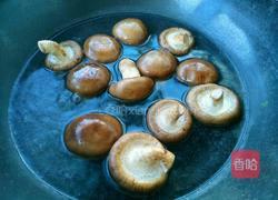 鸡腿炖香菇的做法图解5