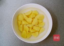 土豆焖鸡的做法图解1