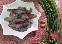 韭菜炒鱿鱼的做法图解1