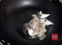 韭菜炒鱿鱼的做法图解4