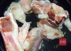 玉米骨头汤的做法图解1