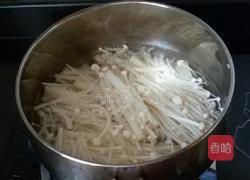 金针菇炒肉的做法图解1