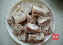 排骨烧土豆的做法图解1