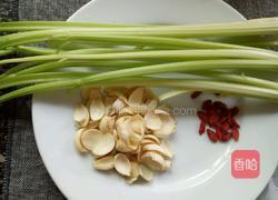 芹菜炒百合的做法图解1
