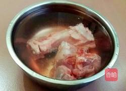 筒子骨玉米萝卜汤的做法图解1