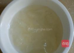 冰糖银耳炖燕窝的做法图解2