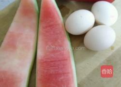 西瓜皮炒鸡蛋的做法图解1