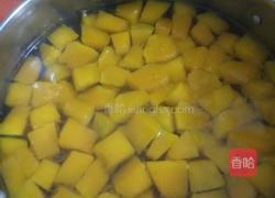 咸蛋黄烩南瓜泥的做法图解2