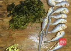 小黄花鱼咸菜汤的做法图解1