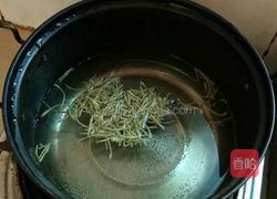 金银花瘦肉粥的做法图解1