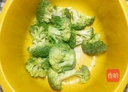 西兰花炒火腿肠的做法图解3